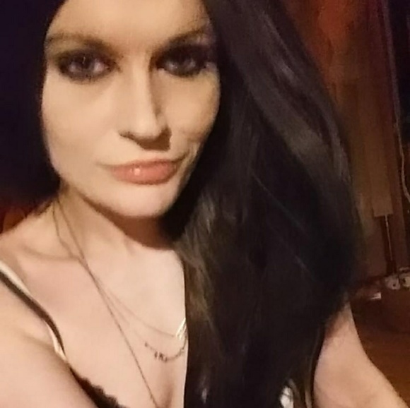 Meet your Posher, Ariel - Picture 3 of 3